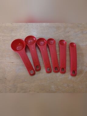 NEW Tupperware Measuring Spoons Set Red 1 Tbsp 1/2 1/4 1/8 Tsp Kitchen Baking